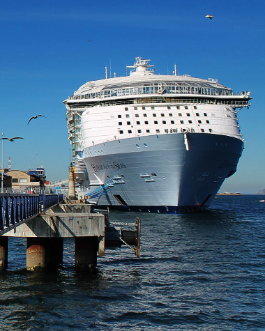 Buque amarrado en el puerto de vigo