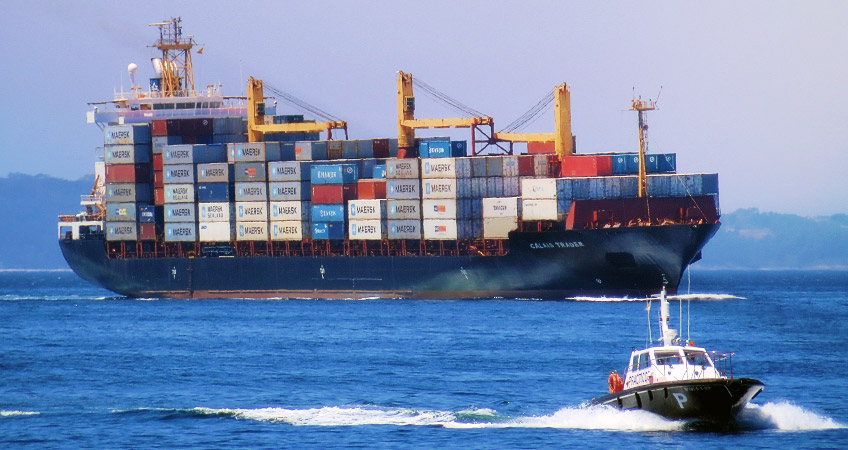 Barco de carga con contenedores