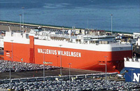 Imagen de un buque de mercancías en una terminal del Puerto de Vigo