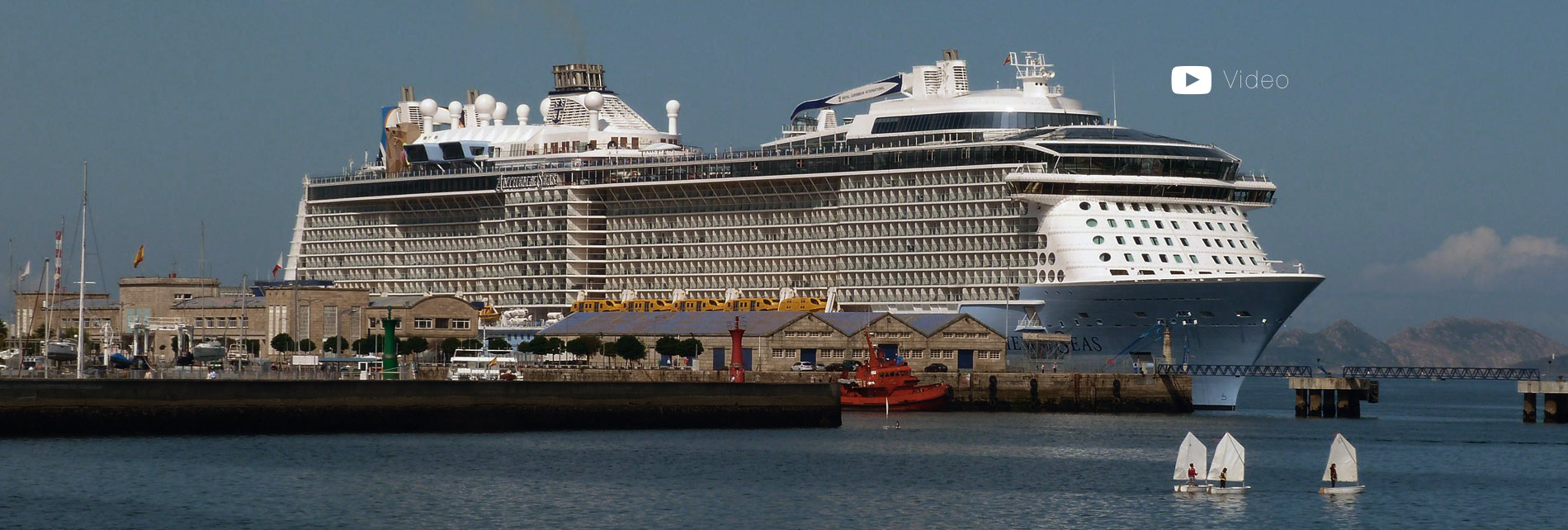 Trasatlántico amarrado al muelle de trasatlánticos del Puerto de Vigo