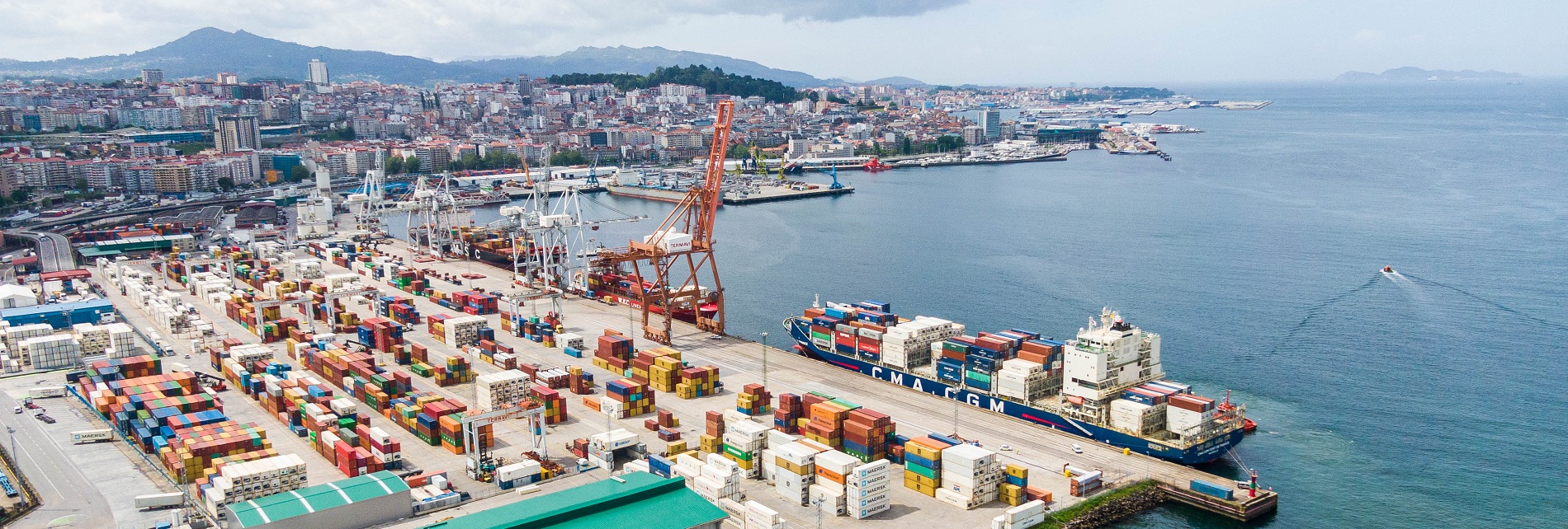 Vista aérea de barcos y grúas en la terminal de contenedores del Puerto de Vigo