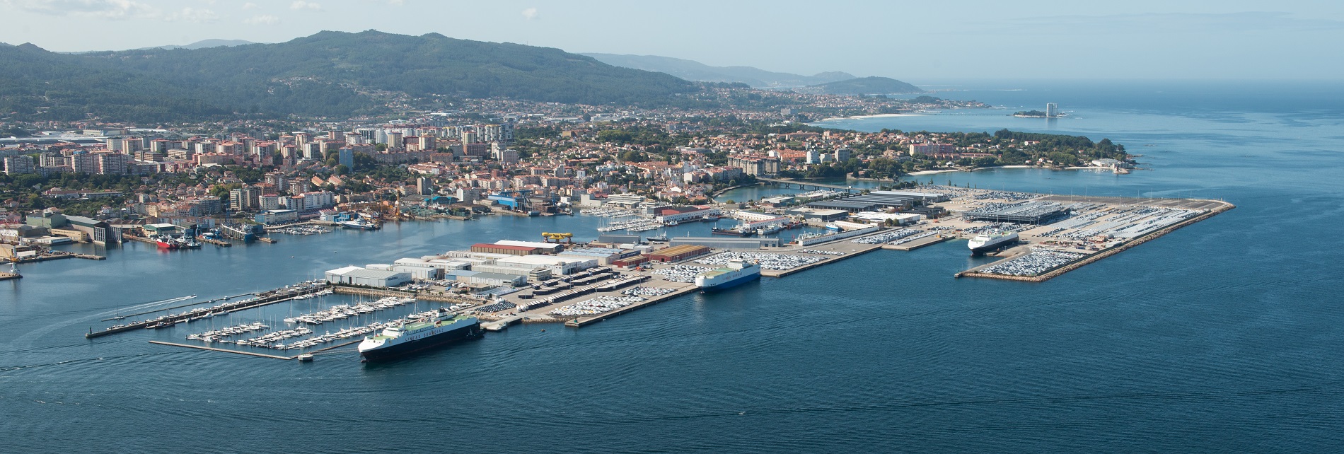 Terminal RO-RO del Puerto de Vigo en Bouzas y gran parte de la ciudad y su entorno