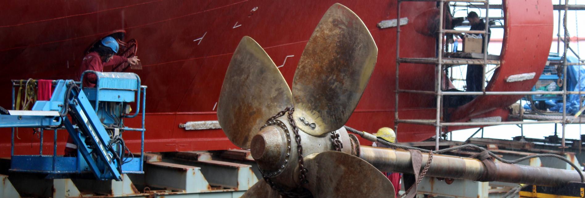 Imagen de un barco en trabajos de mantenimiento en el Puerto de Vigo