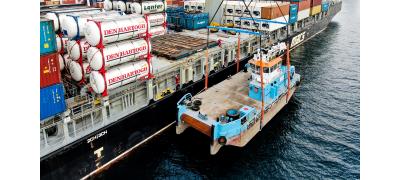 EL PUERTO DE VIGO ACOGE LA DESCARGA DE UN PONTÓN AUTOPROPULSANTE DE GRANDES DIMENSIONES