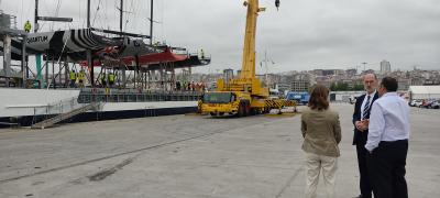 VÁZQUEZ ALMUIÑA SUPERVISA LA OPERATIVA DE DESEMBARQUE DE LOS VELEROS PARTICIPANTES EN LA ABANCA 52 SUPER SERIES BAIONA…