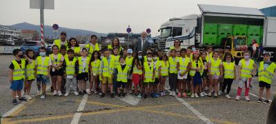 VÁZQUEZ ALMUIÑA SALUDA A ESCOLARES DEL COLEGIO CARLOS CASARES, DE VISITA EN EL PUERTO DE VIGO