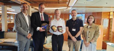 Intercambio de metopas a bordo del “Hebridean Sky”, en su visita inaugural a la ciudad.
